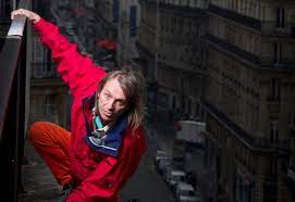 Nur wenig später tat es ihm spontan ein weiterer kletterer nach. French Spiderman Up For Challenge Of Kingdom Tower Construction Week Online