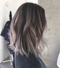 Cheveux chatain clair avec balayage blond. 20 Sublimes Inspirations Pour Celles Qui Veulent Se Teindre Les Cheveux En Gris
