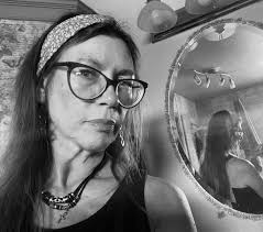 Do eyedrops help with dry eyes when wearing lashes?