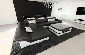 In etwa so wie der prinz, der auf dem weißen schimmel angeritten kommt, wirkt ein edles weißes sofa im wohnzimmer, erhaben, sanftmütig, elegant. Ledercouch Monza Als L Form In Schwarz Weiss Online Kaufen