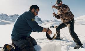 Tous les moyens technologiques ne parviendront. 9 Questions A Se Poser Avant De Se Lancer Dans La Peche Au Trou Ou Peche Sur Glace Outside Le Magazine Des Amoureux De Sports Et Culture Outdoor