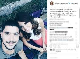 Eski eşi kaan yıldırım ile ünlü popçu hadise'nin aşk iddialarını soran muhabirleri duymamazlıktan gelen güzel oyuncu, avm'ye girerek mağazalarda keyifle turladı. Ezgi Eyuboglu Ndan Romantik Kutlama