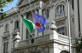 Il presidente decaro sulla pagina facebook dellassociazione invita tutti i comuni italiani a mettere la bandiera italiana a mezzasta in segno di lutto. Lutto Nazionale In Spagna A Mezz Asta Anche Le Bandiere Dell Ambasciata Italiana A Madrid El Itagnol