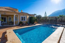 Disfruta de una casa totalmente privada rodeada de naturaleza a la hora de unas buenas vacaciones, existen muchos destinos a donde puedes recurrir. Casa De Vacaciones Con Piscina Privada En Denia Aguila Rent A Villa Denia Com