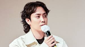 Sechskies' Eun Ji-won to remarry 13 years after divorce