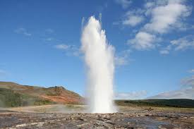 Prendono il nome dal grande geysir, che fino agli anni sessanta eruttava colonne d'acqua alte fino a la zona geotermica di geysir è costellata da sorgenti calde, altri geyser di dimensioni minori, tra cui il litli geysir, chiamato così perchè minuscolo, e pozze d'acqua. Che Cosa Sono I Geyser
