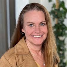 Kelly Langer's Instagram, Twitter & Facebook