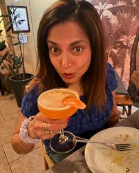 Happy day two of 12 Days of Maneet! 🍸 Cheers to the weekend with a  cocktail in hand! Hope you all are having a fabulous Saturday—what's your  go-to weekend sip? 🥂