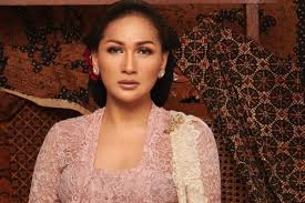 Sempat menutupi hubungannya dengan raden brotoseno, tata akhirnya mulai go public setelah resmi dipersunting oleh mantan suami angelina. Rrtm F6y0twnkm