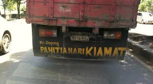 Dia tak trauma ketika dulu sepedanya kesempret truk saat mau berjualan ke pasar. 10 Potret Tulisan Kocak Di Belakang Mobil Bikin Fokus Buyar Saat Berkendara Citizen6 Liputan6 Com
