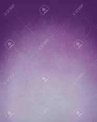 Se trata de un color púrpura en la forma en que se utiliza en inglés coloquial, es decir, es un color entre rojo y azul. Pastel De Fondo Purpura Con Sombra De Color Purpura Oscuro Frontera En La Parte Superior La Primavera Elegante O El Concepto De Color De Pascua Fotos Retratos Imagenes Y Fotografia De Archivo