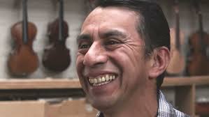 César Arteaga: maestro lutier desde el Ecuador