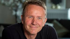 Du kender ham måske som fjollet børnemusiker. Nu kommer han med et mere  alvorligt budskab til de voksne