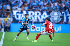 Com gol em Gre-Nal, atacante perde espaço na rotação do Grêmio