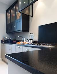 Une Cuisine Sur Mesure Dans Un Petit Espace Ambiance Atelier Cuisine Cuisines Deco Cuisine Sur Mesure