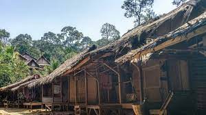Masyarakat suku baduy dalam, mereka memilih mengisolasi diri dari dunia modern. 5 Hal Positif Yang Dapat Dipelajari Dari Suku Baduy Dalam