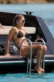 Hier gibt's alle infos über die schöne moderatorin. Sylvie Meis In Bikini At A Boat In Formentera 07 11 2021 Hawtcelebs