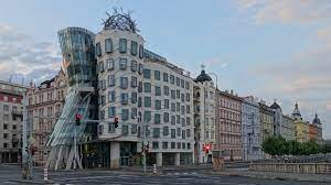 Das tanzende haus (tschechisch tančící dům) ist der spitzname eines 1996 verwirklichten bürogebäudes in der tschechischen hauptstadt prag. Ginger Und Fred Das Tanzende Haus In Prag Architektur Des 20 Und 21 Jahrhunderts