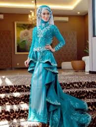 Long dress brokat ini kini digunakan untuk wanita berhijab. 10 Model Kebaya Untuk Orang Kurus Style Terkini Tahun 2021