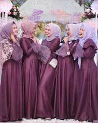 Atau mungkin tengah mencari trend untuk padanan baju pengantin dan bridesmaid baju pengapit pengantin? 45 Model Dress Bridesmaid Hijab Modern Elegan 2021 Bergaya