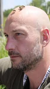 Esta es la colmena de '20.000 especies de abejas': "Juego con ellas y no me  pican"