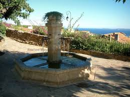 Bormes Les Mimosas Fontaine Avec Vue Sur Les Toits Des Maisons Du Village Et La Mer Mediterranee France Voyage Com Bormes Les Mimosas Caracteristiques D Eau De Jardin Et Voyage En France