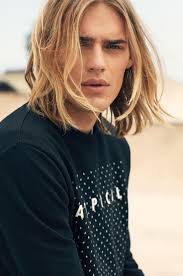 Manner Haarschnitt Mann Mit Langen Blonden Haaren Langhaarfrisur Langhaarfrisuren Langhaarfrisuren Manner Lange Haare Manner