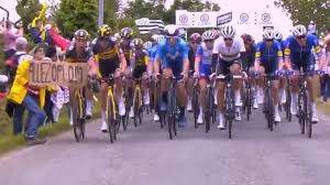 Bestellen sie hier die schönsten outfits der 2021'er tour de france teams. Chute Au Tour De France La Spectatrice A La Pancarte A Honte Et Sera Jugee En Octobre