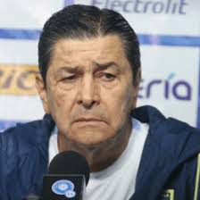 El jugador de FAS, Edgar Medrano, abre su barbería en Santa Ana