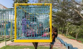 Juego de memoria hechos con tapones de plástico reciclados, para niños. La Jugaquina Parque Ludico De Materiales Reciclados En Ecuador Archdaily Mexico
