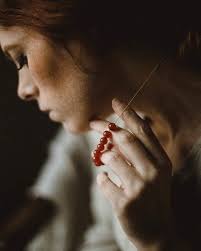 Sen uykusuzluk nedir bilir misin.. Gözlerini tavana dikip Düşündüğün oldu  mu bütün gece Ve bütün bir gün Belki gelir ümidiyle bekledin mi hiç  Gelmeyince Seni aramayınca Ölesiye ağladın mı Sonra çekilip en