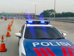 Gadis hijab ketahuan di samping mobil. Polisi Buru Kendaraan Yang Tabrak Mobil Hanafi Rais