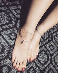 Tatuajes De Brazaletes Para Mujer En El Pie Delicados Tatuaje De Pulsera Tatuajes Tobillo Tatuaje Tobillo Mujer Con el que esta mujer ha querido adornar su tobillo, el cual le evitara tener que estar pendiente de incidentes con las joyas que penden de esa una fantástica idea, con la que seguramente se ahorrara muchos disgustos y cuya durabilidad es infinitamente superior a cualquiera de las tobilleras reales. tatuajes tobillo tatuaje tobillo mujer