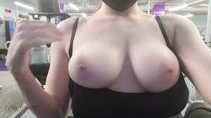 Teen flashes in public gym to get guys attention