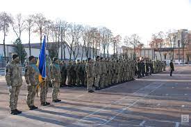 Також президент петро порошенко 23 серпня видав низку указів про присвоєння звань, якими до дня незалежності підвищив у генерал. U Chernigovi 195 Yunakiv Sklali Vijskovu Prisyagu Foto