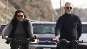 Keely shaye smith 2020 abgenommen. Pierce Brosnan Bei Entspannter Fahrrad Tour Mit Seiner Frau Promiflash De
