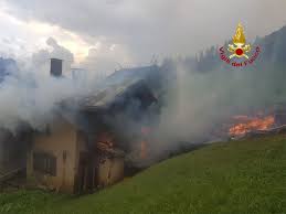 Reserva tu hotel, casa rural o camping colle santa lucia con viamichelin. Colle Santa Lucia Incendio A 2 Abitazioni E 2 Fienili