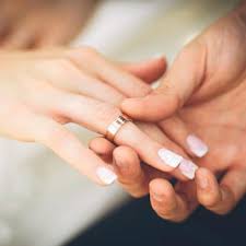 Por ello en muchas culturas se elige ese dedo para portar el anillo de compromiso o la alianza de matrimonio. Mano Anillo Compromiso Off 72