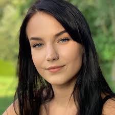 Tamara Metzger's Instagram, Twitter & Facebook