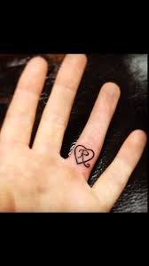 Anfanglich Tatowierte Tochter Auf Eheringfinger Fur Meine Riley Rae Anfanglich Eheringfinger Mei Tochter Tattoos Tattoo Trauring Hochzeit Tatowierungen