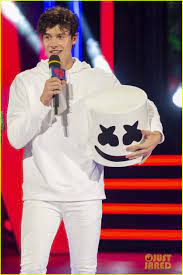 Shawn mendes pretends he's marshmello during the muchmusic. Shawn Mendes Pretends He S Marshmello During The Muchmusic Video Awards Photo 4134857 Shawn Mendes Pictures Just Jared