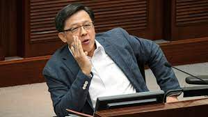 【元朗暴力】不割席讚白衣人「英雄」 何君堯：認同保家衛族作風 星島日報 更新於 2019年07月22日07:38 • 發布於 2019年07月22日04:46 大批白衣人昨晚在元朗聚集，無差別襲擊市民和西鐵乘客，立法會議員何君堯被拍到與白衣人握手。 è‹±å¾‹å¸«ç®¡ç†å±€ä½•å›å ¯é™¤å12æœˆè†è¨Š æ˜Ÿå³¶æ—¥å ±