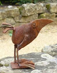 Chris Kircher Hat Diesen Schonen Und Eigenwilligen Vogel Aus Schrott Geschweisst Er Ist Aus Altem Eisen Altmetallkunst Zeitgenossische Skulptur Recycling Kunst