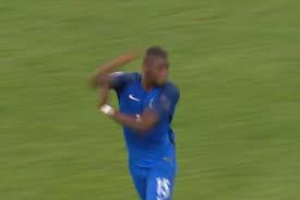 Clio pajczer pousse un violent coup de gueule contre la presse (vidéo). Euro 2016 Pourquoi Paul Pogba Aurait Il Fait Un Bras D Honneur Aux Journalistes