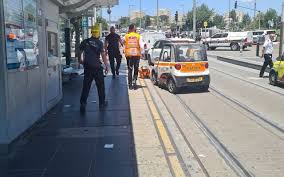 El de hoy es el segundo atentado en jerusalén desde el 6 de marzo pasado, cuando ocho estudiantes israelíes de un instituto de jerusalén occidental murieron al ser baleados por un palestino, que fue abatido minutos más tarde. Dos Israelies Heridos En Un Ataque A Punaladas En Jerusalem