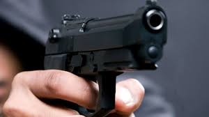 Resultado de imagem para arma na mão