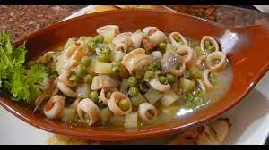 I totani in umido con patate possono essere arricchiti aggiungendo agli ingredienti su citati 250 g di piselli freschi o surgelati, da inserire assieme alle patate. Calamari Piselli E Patate Youtube