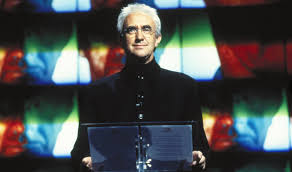 Je marcherai les yeux fixés sur mes pensées, sans rien voir au dehors, sans entendre aucun bruit, Critique Et Analyse Demain Ne Meurt Jamais Fenetre Sur Ecran