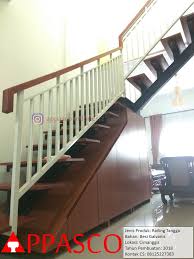 Selain itu adanya railing yang memutar tangga dipadukan dengan pijakan berwarna biru muda. Tangga Minimalis Modern Futuristik Dengan Railing Tangga G Flickr