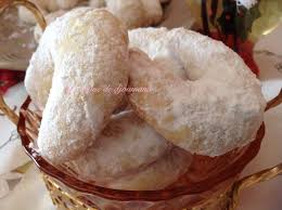 La coque est rude, fibreuse et de couleur brun rouge. Croissant A La Noix De Coco La Cuisine De Djoumana Noix De Coco Alimentation Recettes Sucrees